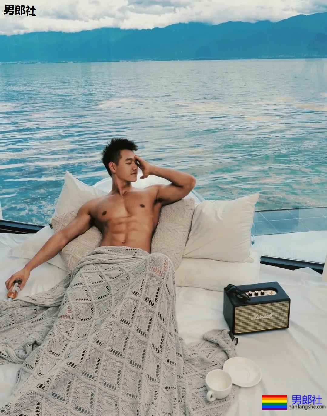 奶凶寸头腱子肉网红博主，身材堪比体育生，这腹肌简直绝了！ - 51虹马