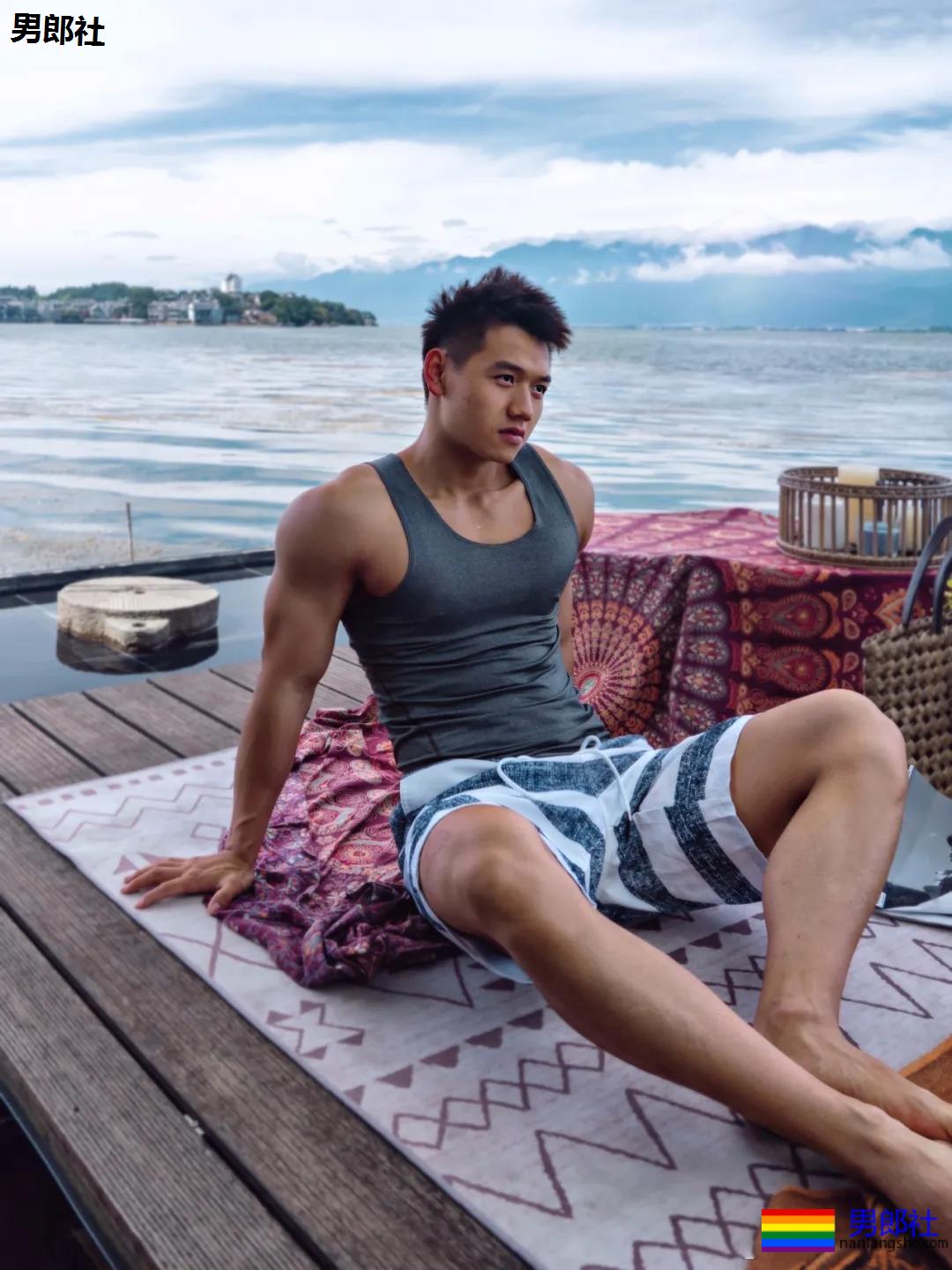 奶凶寸头腱子肉网红博主，身材堪比体育生，这腹肌简直绝了！ - 51虹马