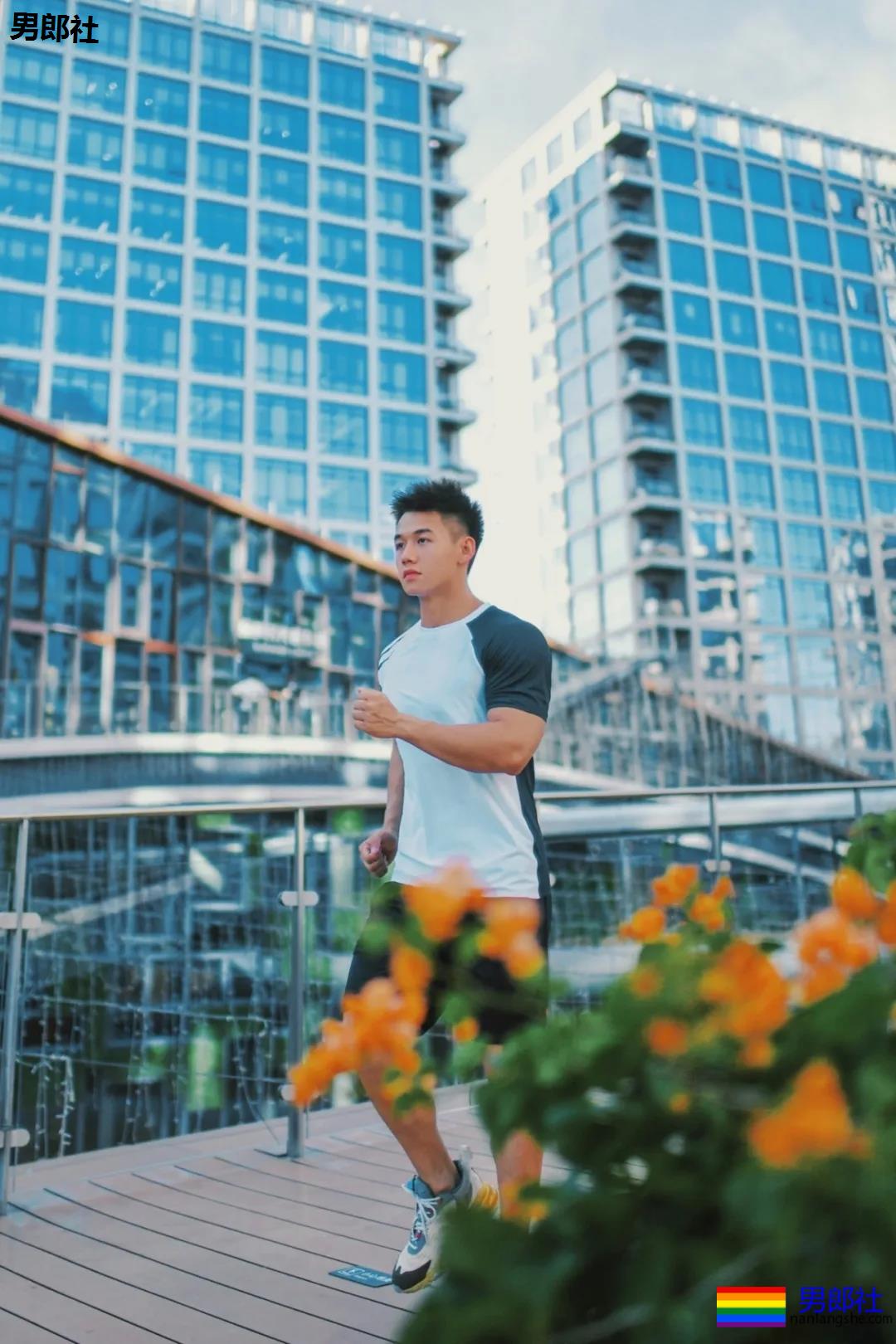 奶凶寸头腱子肉网红博主，身材堪比体育生，这腹肌简直绝了！ - 51虹马