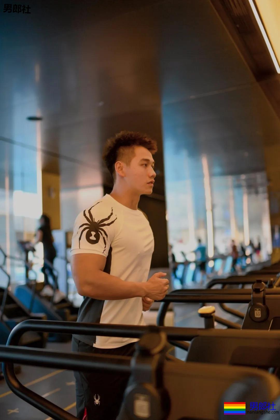 奶凶寸头腱子肉网红博主，身材堪比体育生，这腹肌简直绝了！ - 51虹马