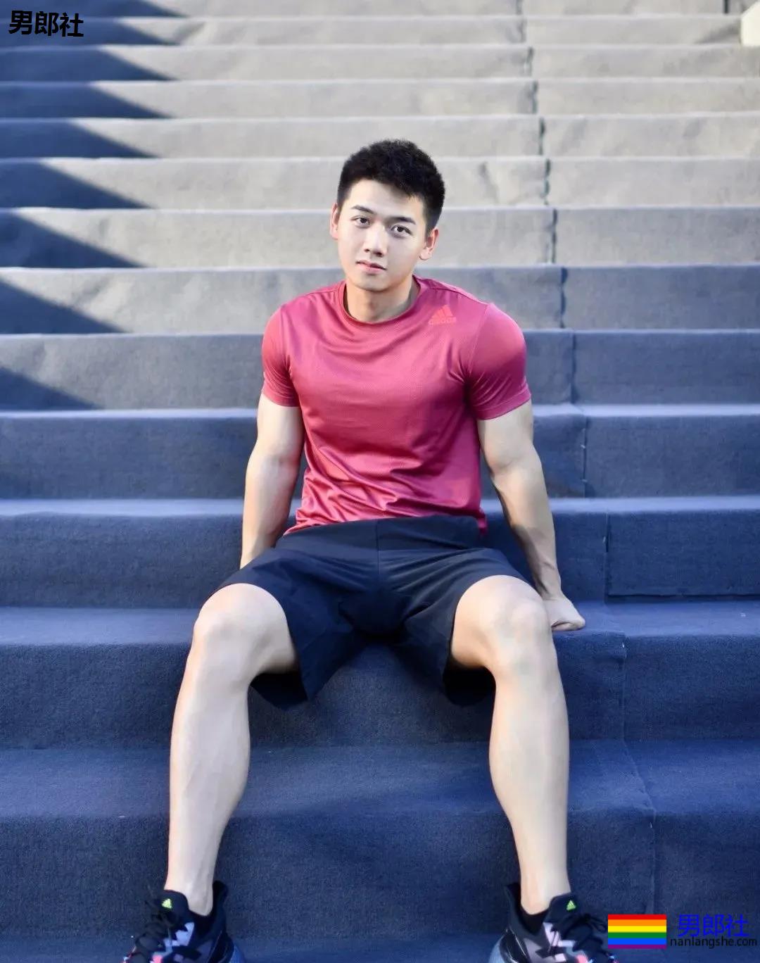 奶凶寸头腱子肉网红博主，身材堪比体育生，这腹肌简直绝了！ - 51虹马