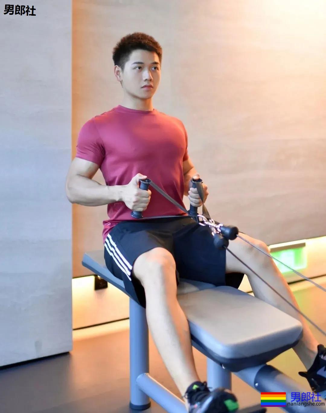 奶凶寸头腱子肉网红博主，身材堪比体育生，这腹肌简直绝了！ - 51虹马