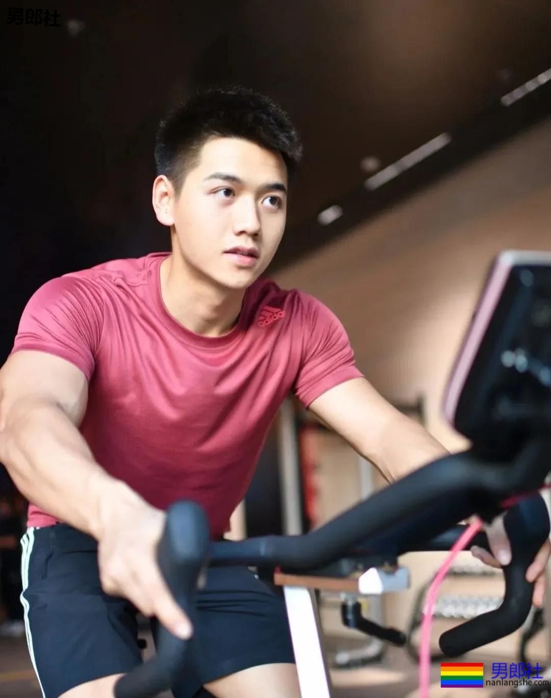 奶凶寸头腱子肉网红博主，身材堪比体育生，这腹肌简直绝了！ - 51虹马