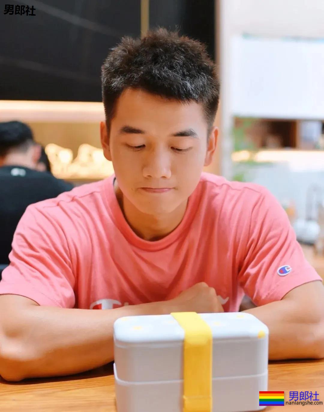 奶凶寸头腱子肉网红博主，身材堪比体育生，这腹肌简直绝了！ - 51虹马