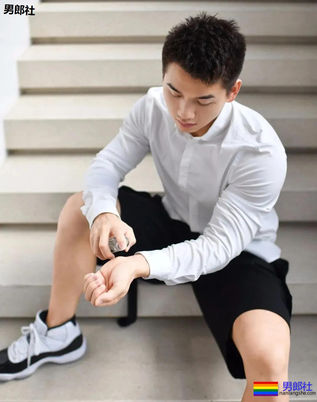 奶凶寸头腱子肉网红博主，身材堪比体育生，这腹肌简直绝了！ - 51虹马