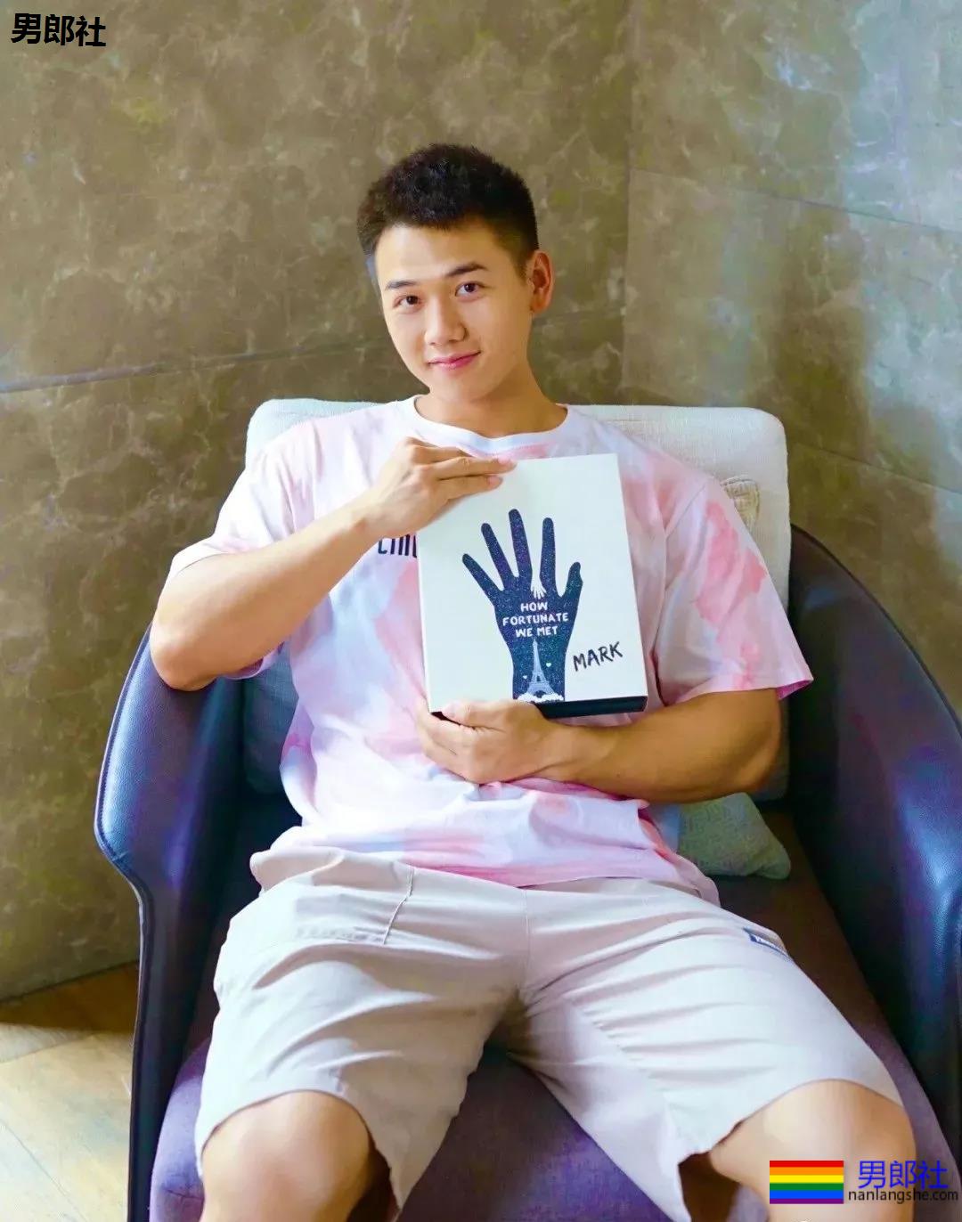 奶凶寸头腱子肉网红博主，身材堪比体育生，这腹肌简直绝了！ - 51虹马