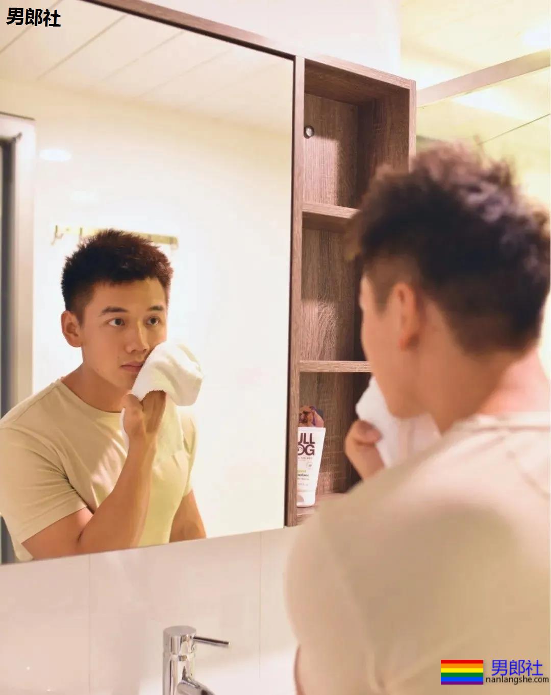 奶凶寸头腱子肉网红博主，身材堪比体育生，这腹肌简直绝了！ - 51虹马