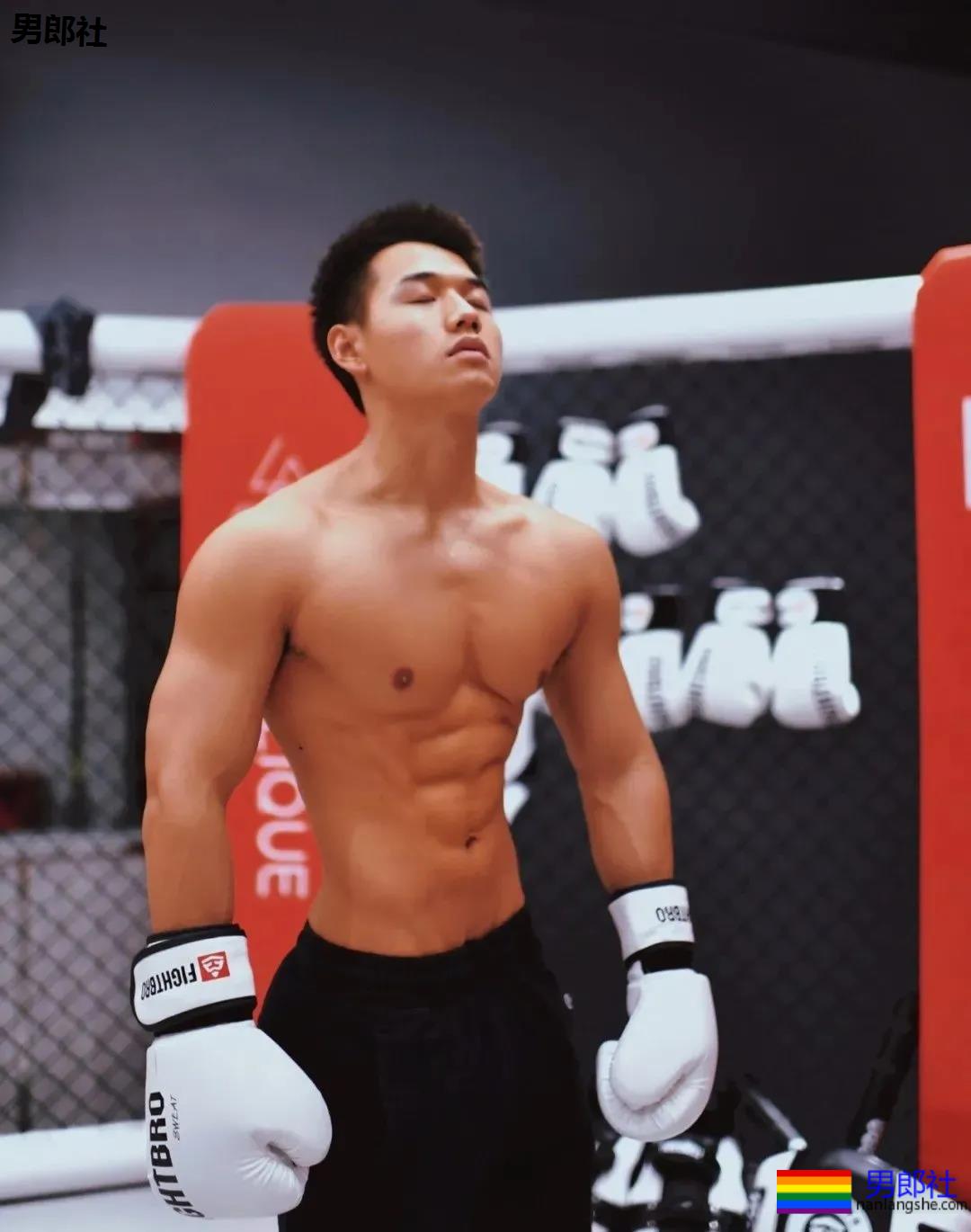 奶凶寸头腱子肉网红博主，身材堪比体育生，这腹肌简直绝了！ - 51虹马