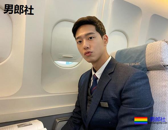 单眼皮正装小奶狗引网友舔屏，他到底是消防员还是空少啊？-51虹马