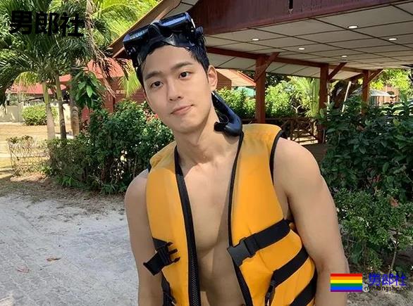 单眼皮正装小奶狗引网友舔屏，他到底是消防员还是空少啊？ - 51虹马