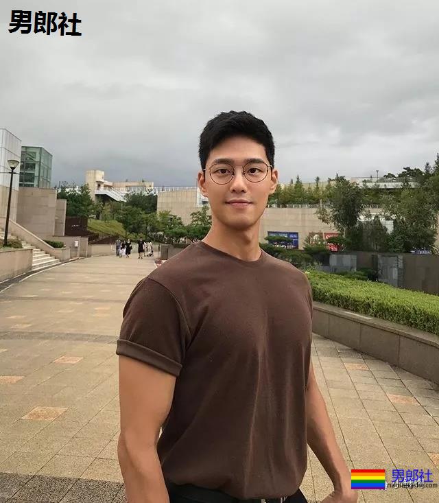 单眼皮正装小奶狗引网友舔屏，他到底是消防员还是空少啊？ - 51虹马