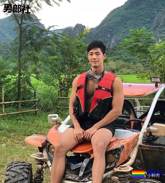 单眼皮正装小奶狗引网友舔屏，他到底是消防员还是空少啊？ - 51虹马