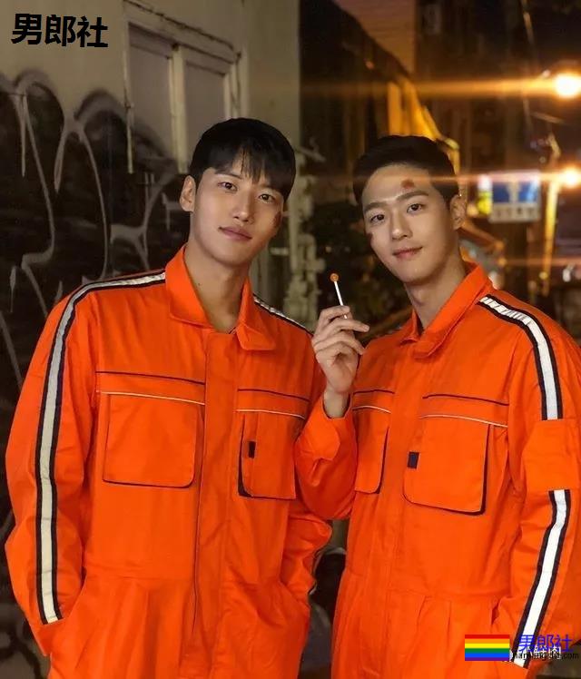 单眼皮正装小奶狗引网友舔屏，他到底是消防员还是空少啊？ - 51虹马