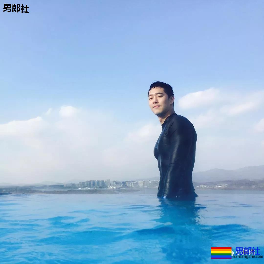 单眼皮正装小奶狗引网友舔屏，他到底是消防员还是空少啊？ - 51虹马