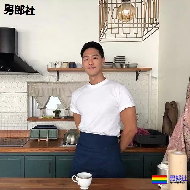 单眼皮正装小奶狗引网友舔屏，他到底是消防员还是空少啊？ - 51虹马