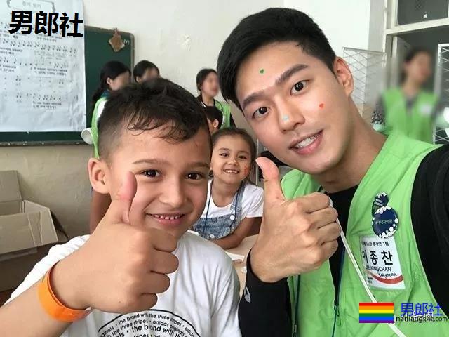 单眼皮正装小奶狗引网友舔屏，他到底是消防员还是空少啊？ - 51虹马