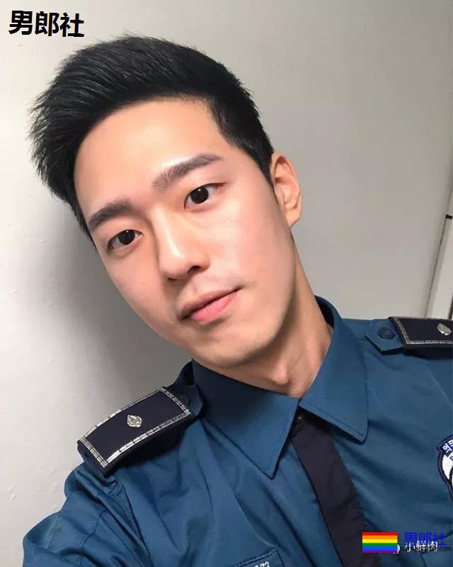 单眼皮正装小奶狗引网友舔屏，他到底是消防员还是空少啊？ - 51虹马