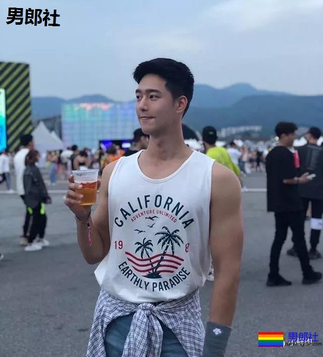 单眼皮正装小奶狗引网友舔屏，他到底是消防员还是空少啊？ - 51虹马