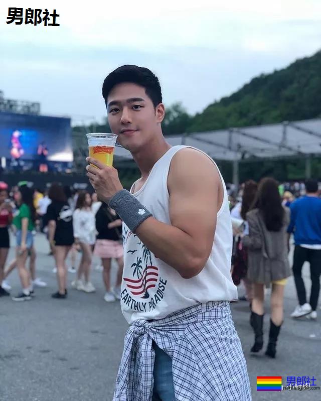 单眼皮正装小奶狗引网友舔屏，他到底是消防员还是空少啊？ - 51虹马