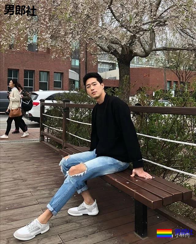 单眼皮正装小奶狗引网友舔屏，他到底是消防员还是空少啊？ - 51虹马