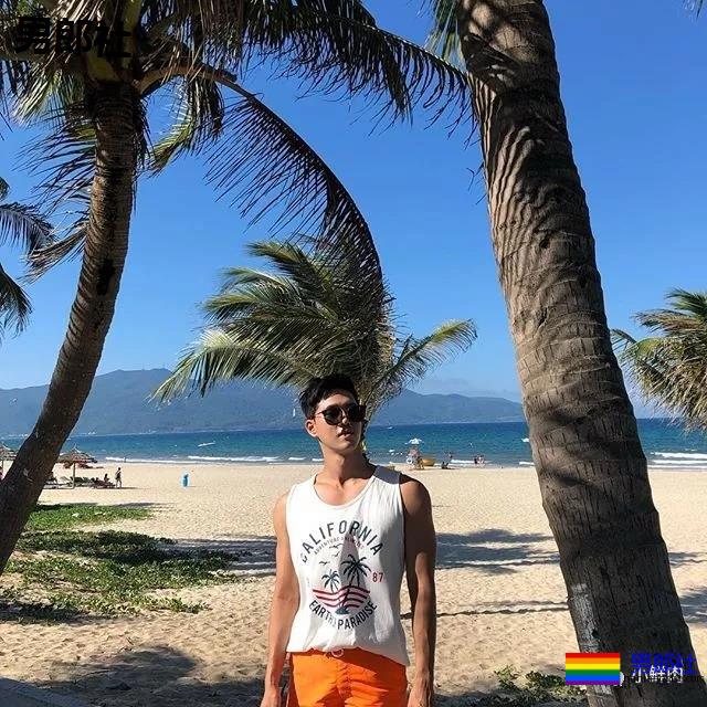 单眼皮正装小奶狗引网友舔屏，他到底是消防员还是空少啊？ - 51虹马