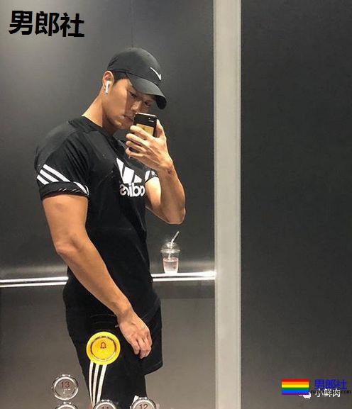 单眼皮正装小奶狗引网友舔屏，他到底是消防员还是空少啊？ - 51虹马