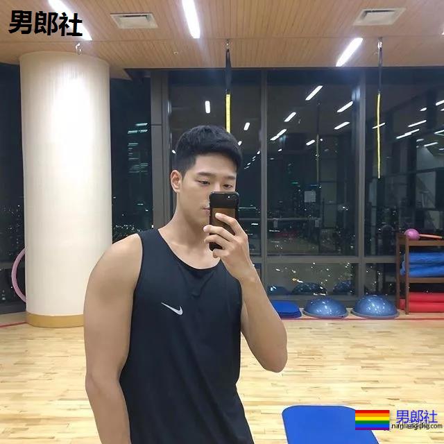 单眼皮正装小奶狗引网友舔屏，他到底是消防员还是空少啊？ - 51虹马