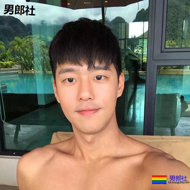 单眼皮正装小奶狗引网友舔屏，他到底是消防员还是空少啊？ - 51虹马