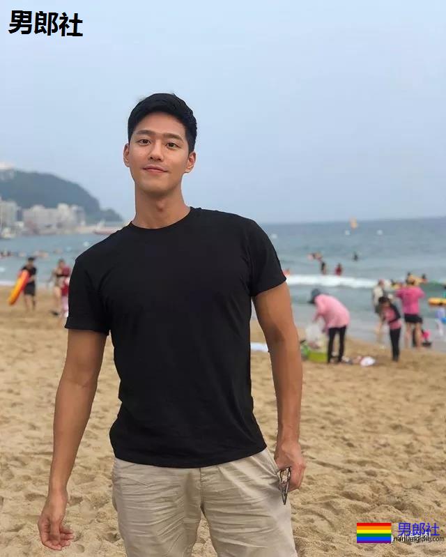 单眼皮正装小奶狗引网友舔屏，他到底是消防员还是空少啊？ - 51虹马