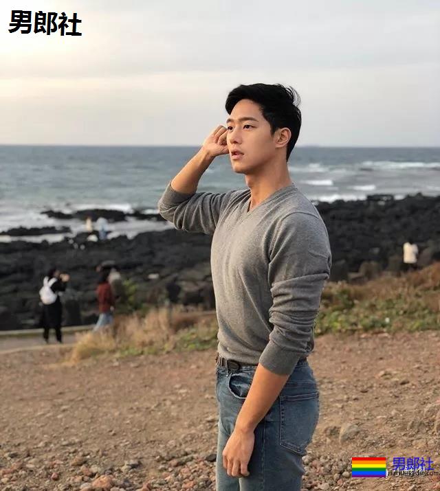 单眼皮正装小奶狗引网友舔屏，他到底是消防员还是空少啊？ - 51虹马