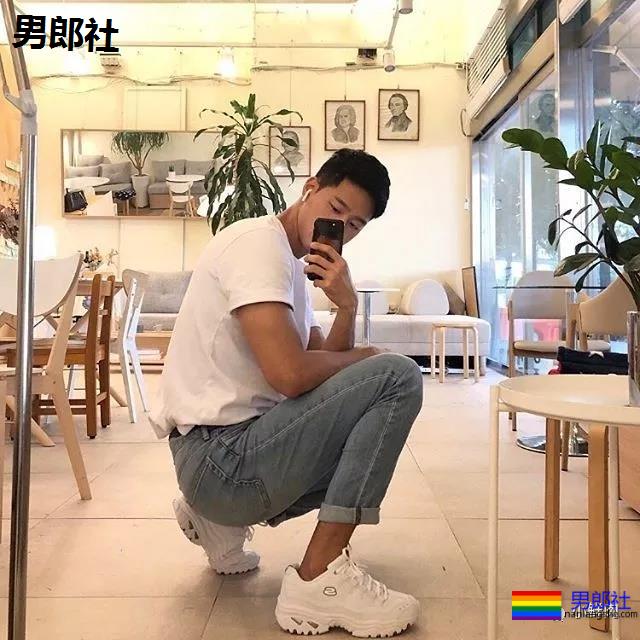 单眼皮正装小奶狗引网友舔屏，他到底是消防员还是空少啊？ - 51虹马