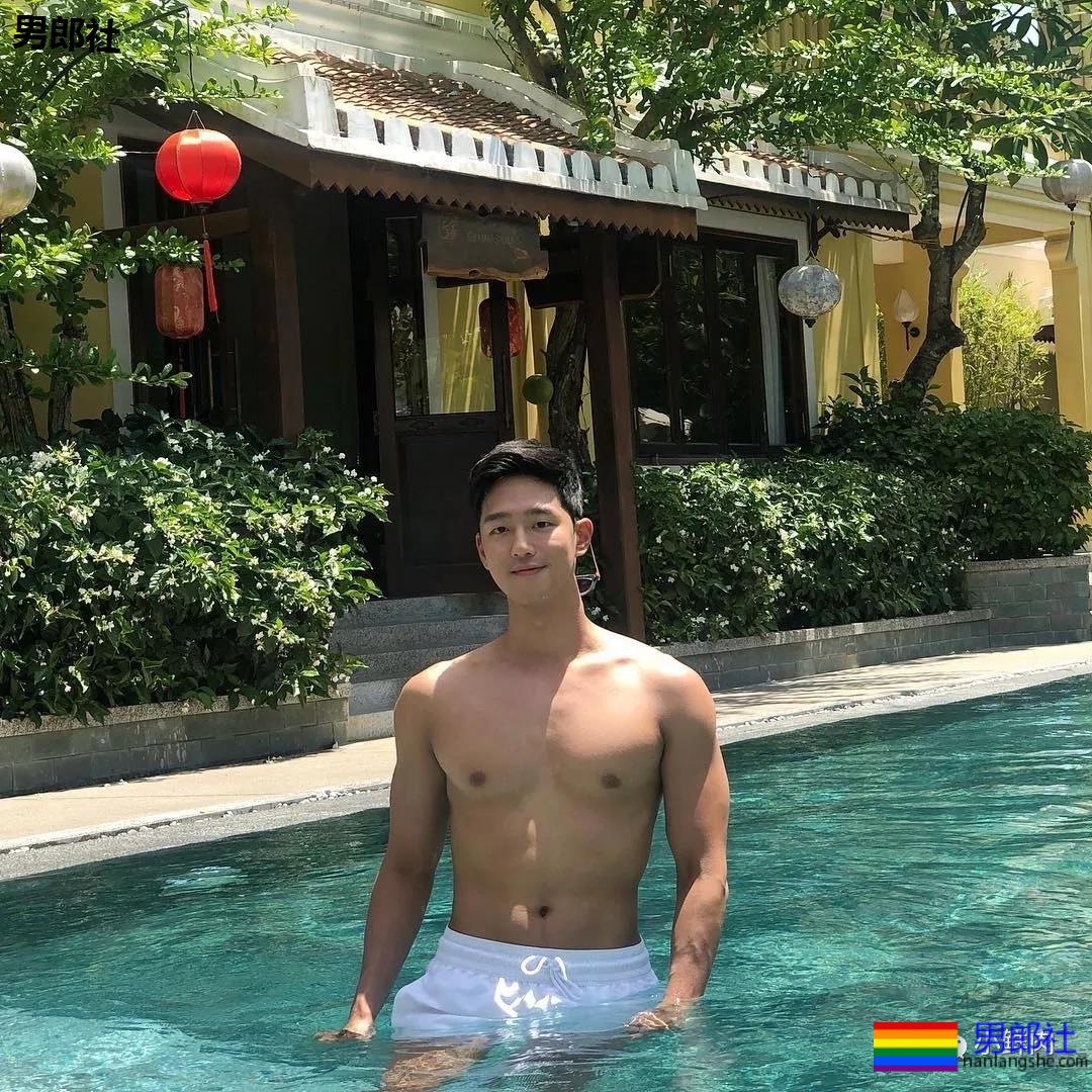 单眼皮正装小奶狗引网友舔屏，他到底是消防员还是空少啊？ - 51虹马