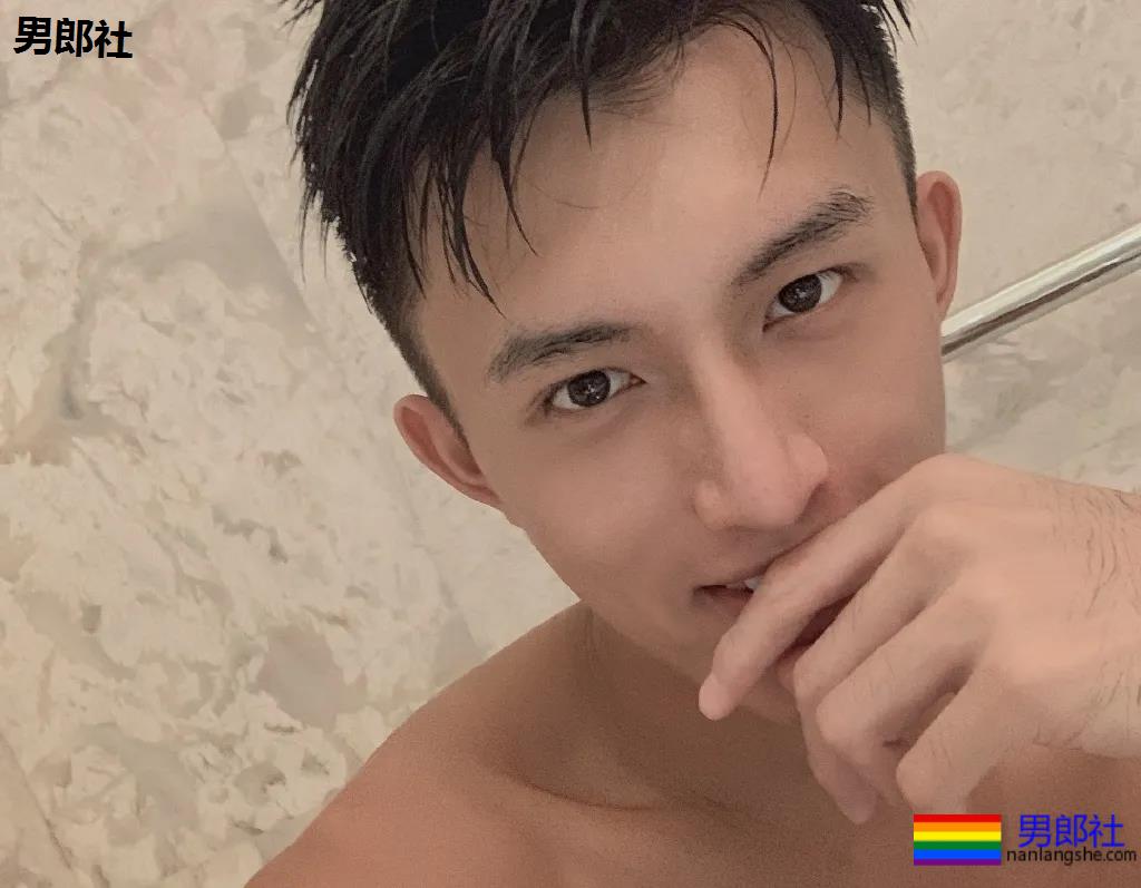 颜值超高的篮球小哥，这身腱子肉绝了！-51虹马