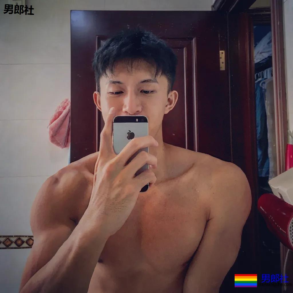 颜值超高的篮球小哥，这身腱子肉绝了！ - 51虹马