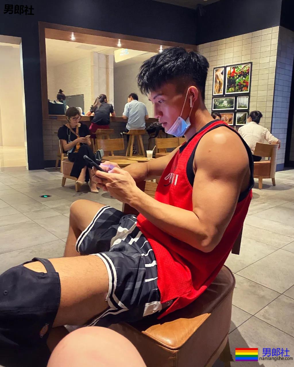 颜值超高的篮球小哥，这身腱子肉绝了！ - 51虹马