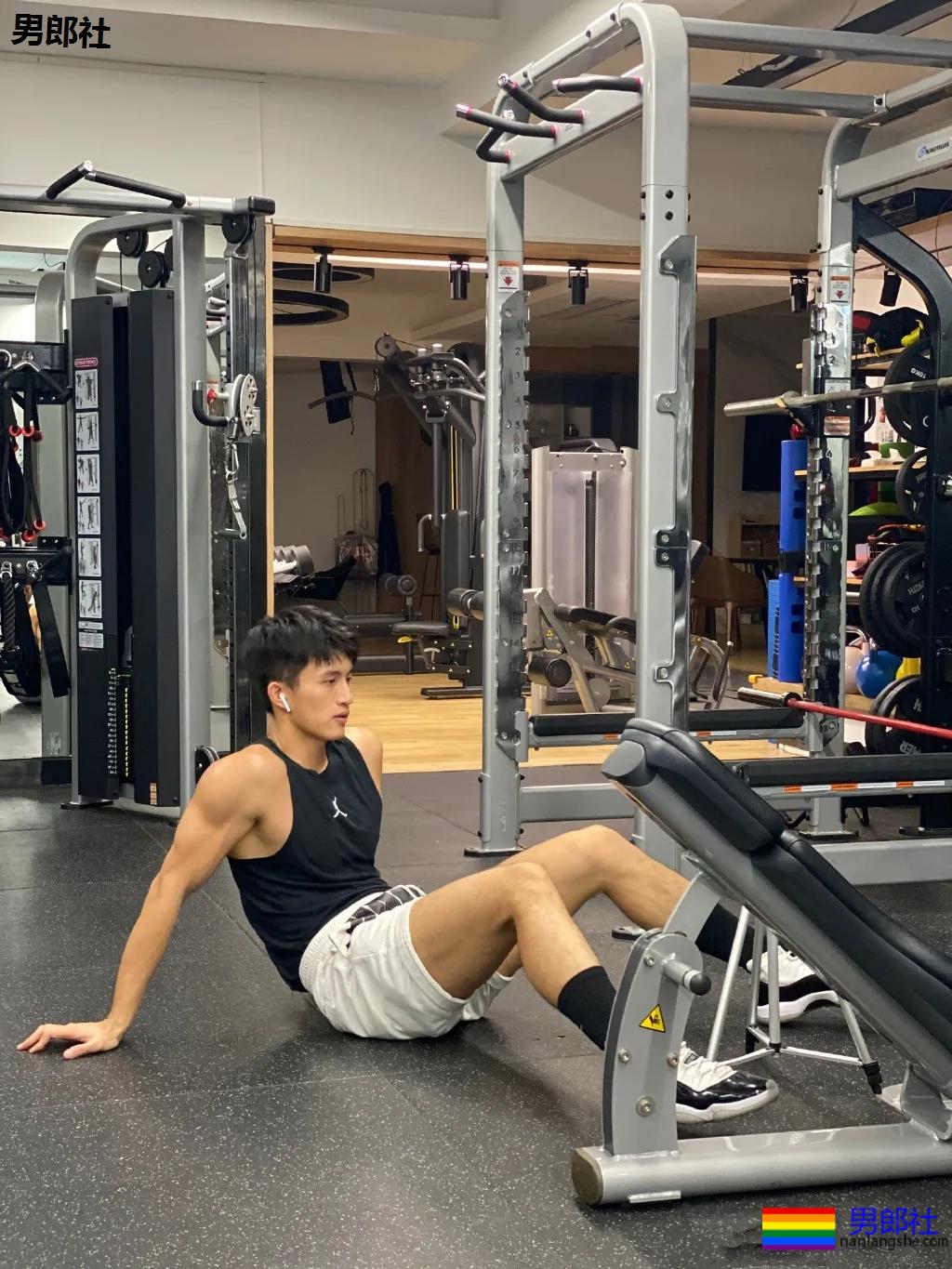 颜值超高的篮球小哥，这身腱子肉绝了！ - 51虹马