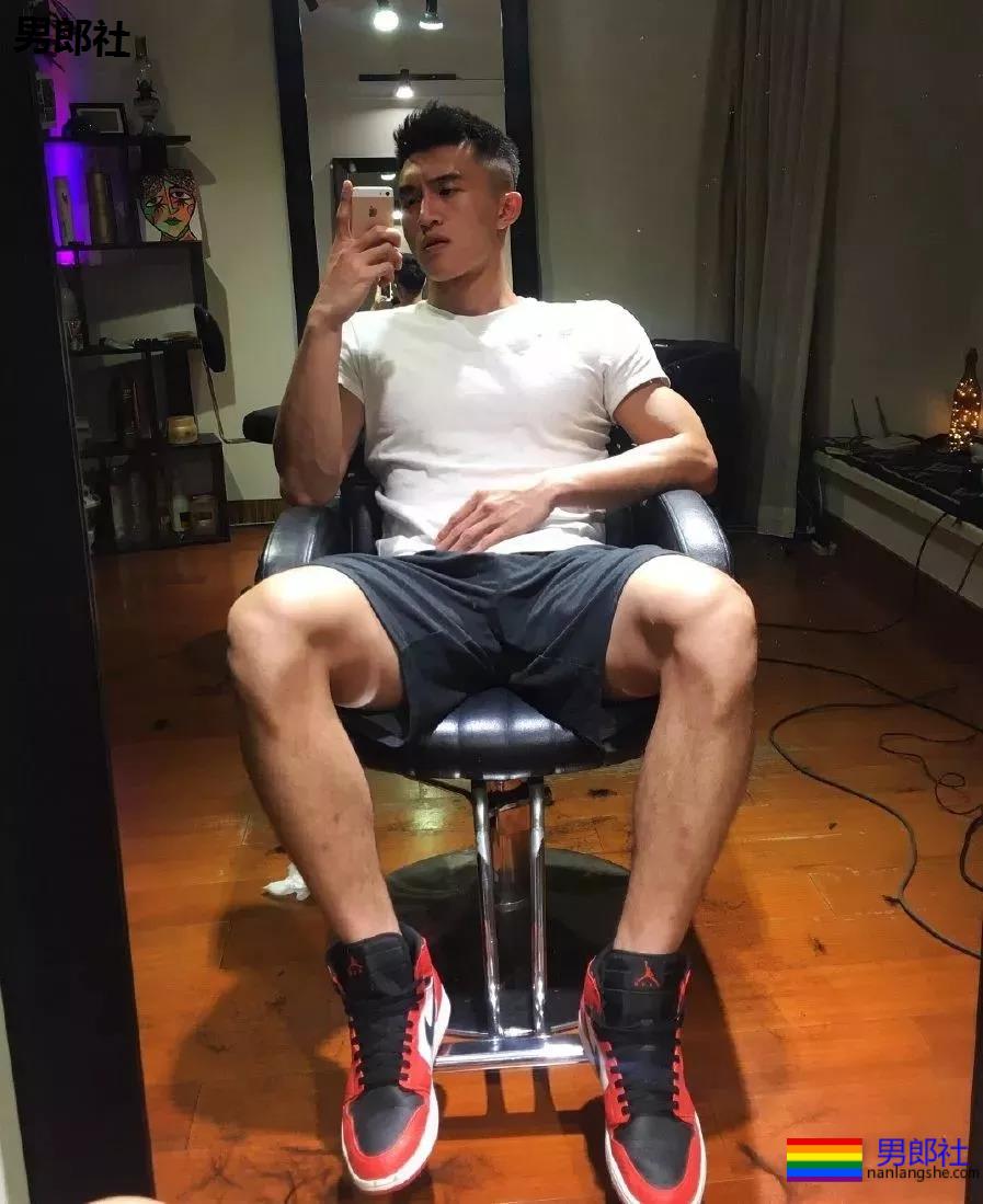 颜值超高的篮球小哥，这身腱子肉绝了！ - 51虹马