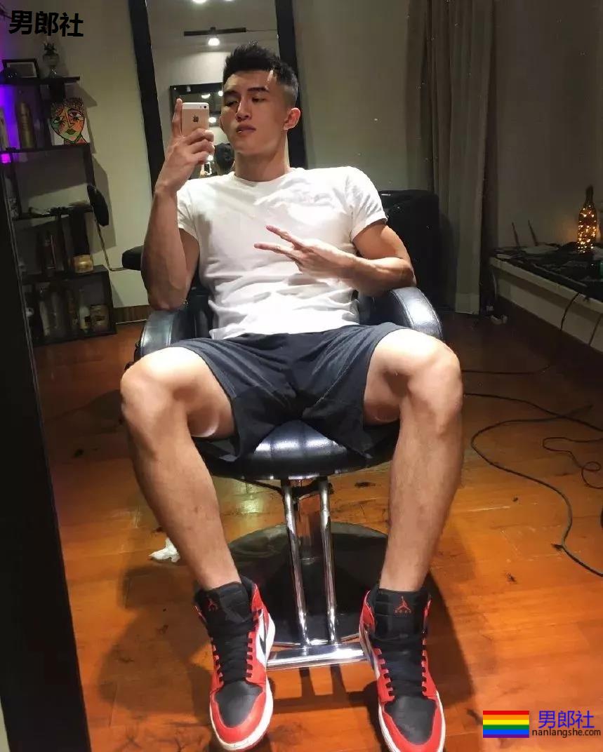 颜值超高的篮球小哥，这身腱子肉绝了！ - 51虹马