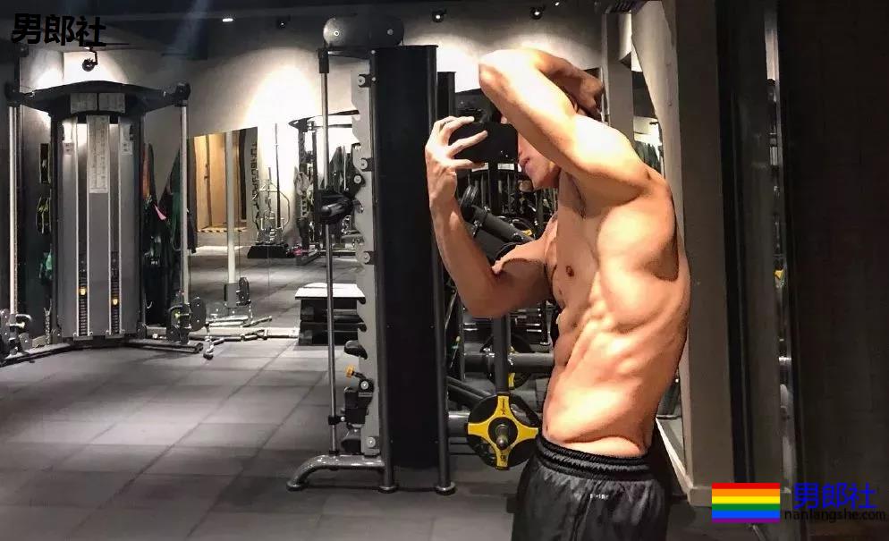 颜值超高的篮球小哥，这身腱子肉绝了！ - 51虹马