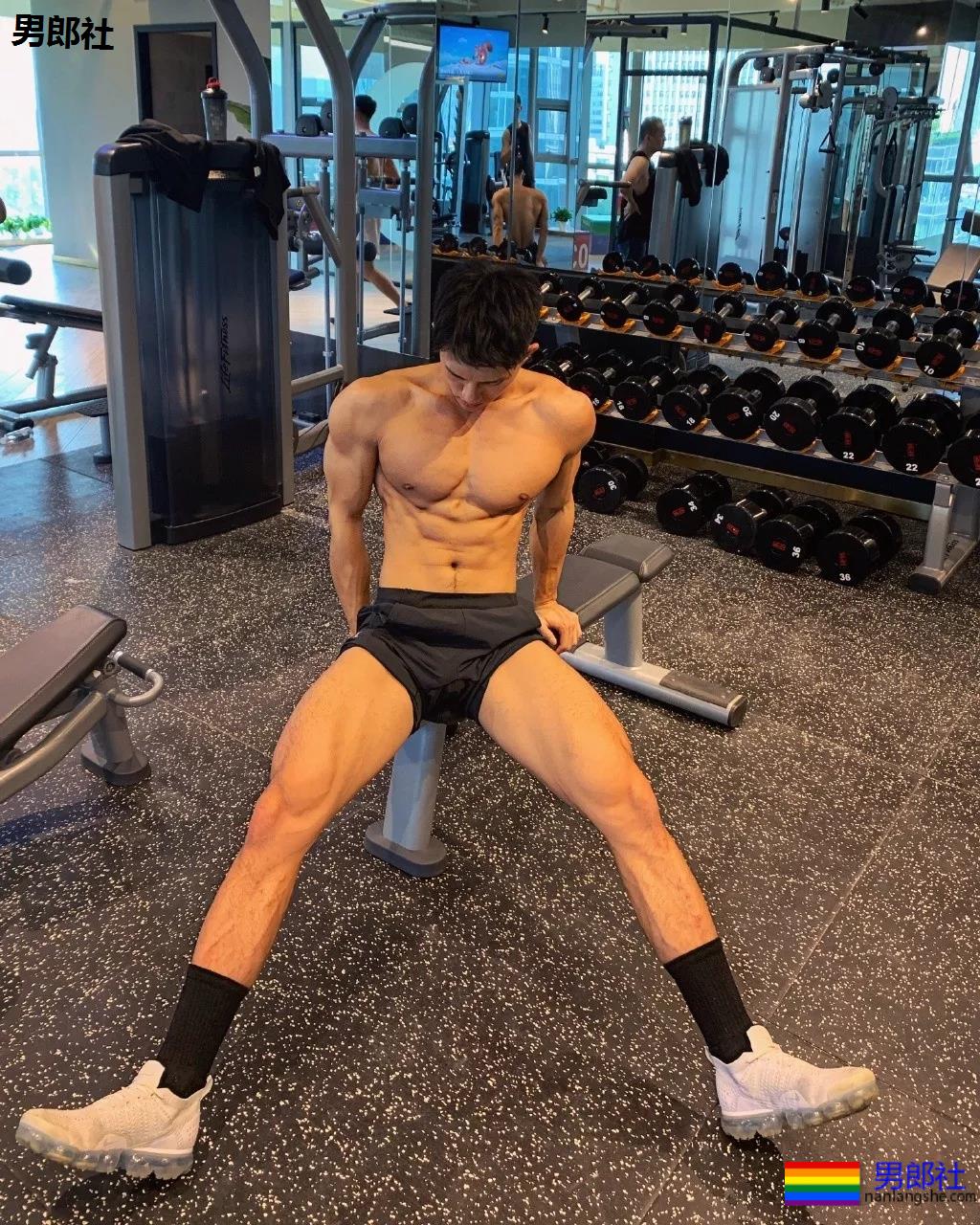 颜值超高的篮球小哥，这身腱子肉绝了！ - 51虹马