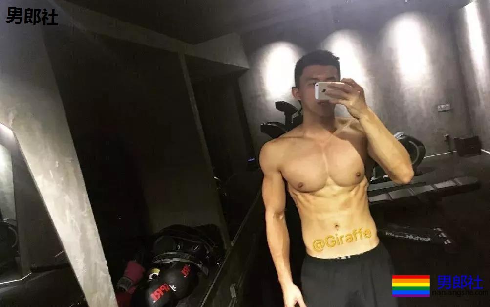 颜值超高的篮球小哥，这身腱子肉绝了！ - 51虹马