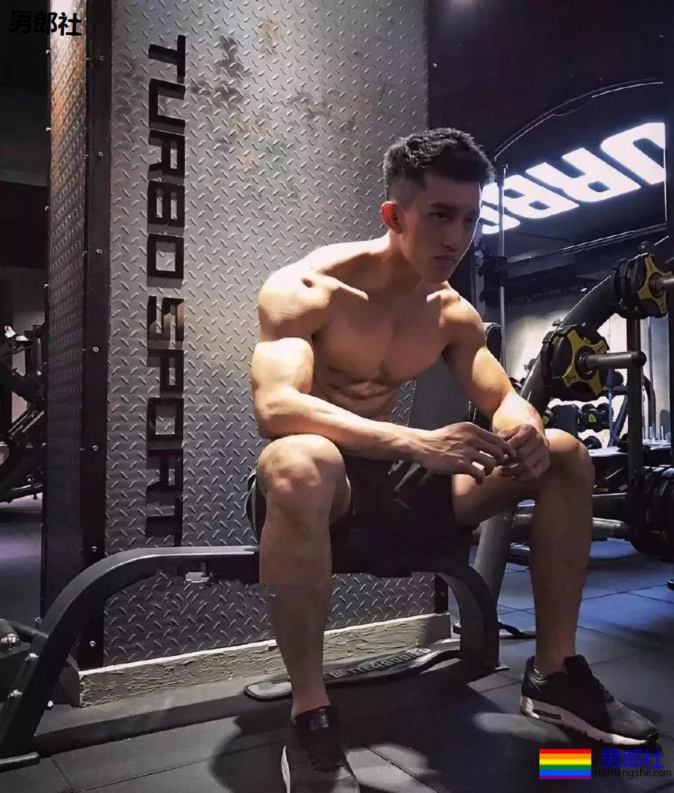 颜值超高的篮球小哥，这身腱子肉绝了！ - 51虹马