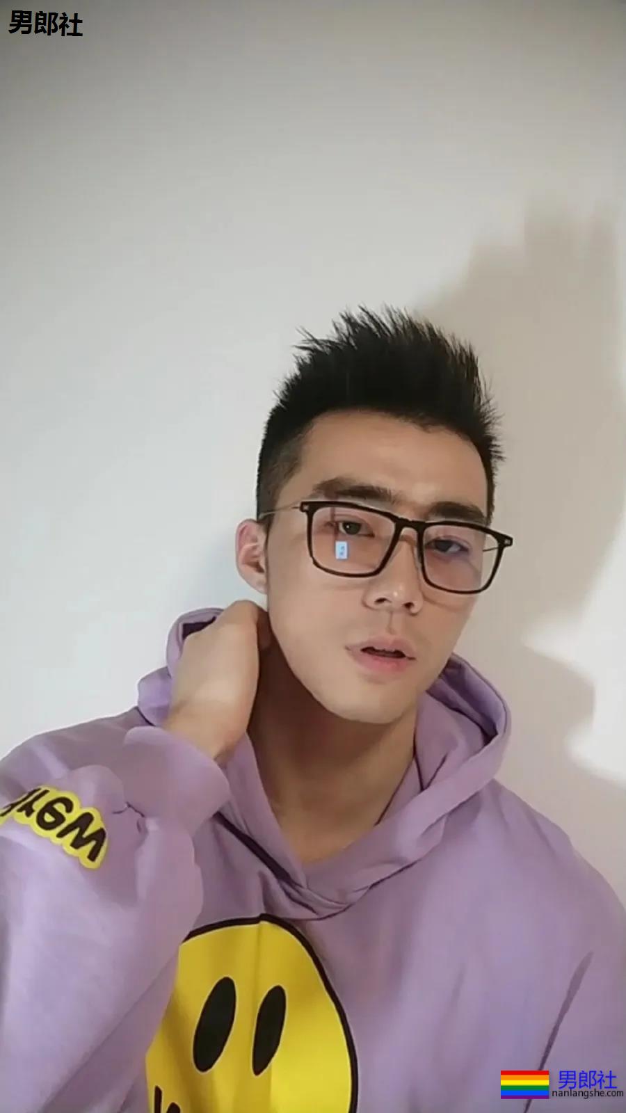 拍帅哥被发现了哈哈哈！ - 51虹马