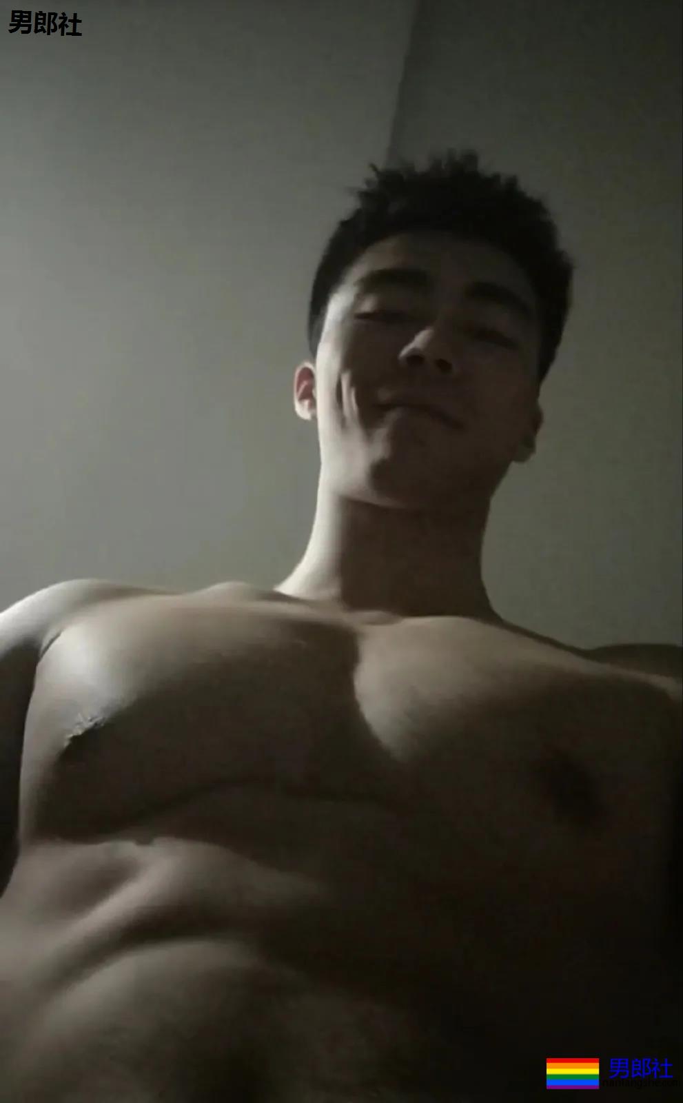 拍帅哥被发现了哈哈哈！ - 51虹马