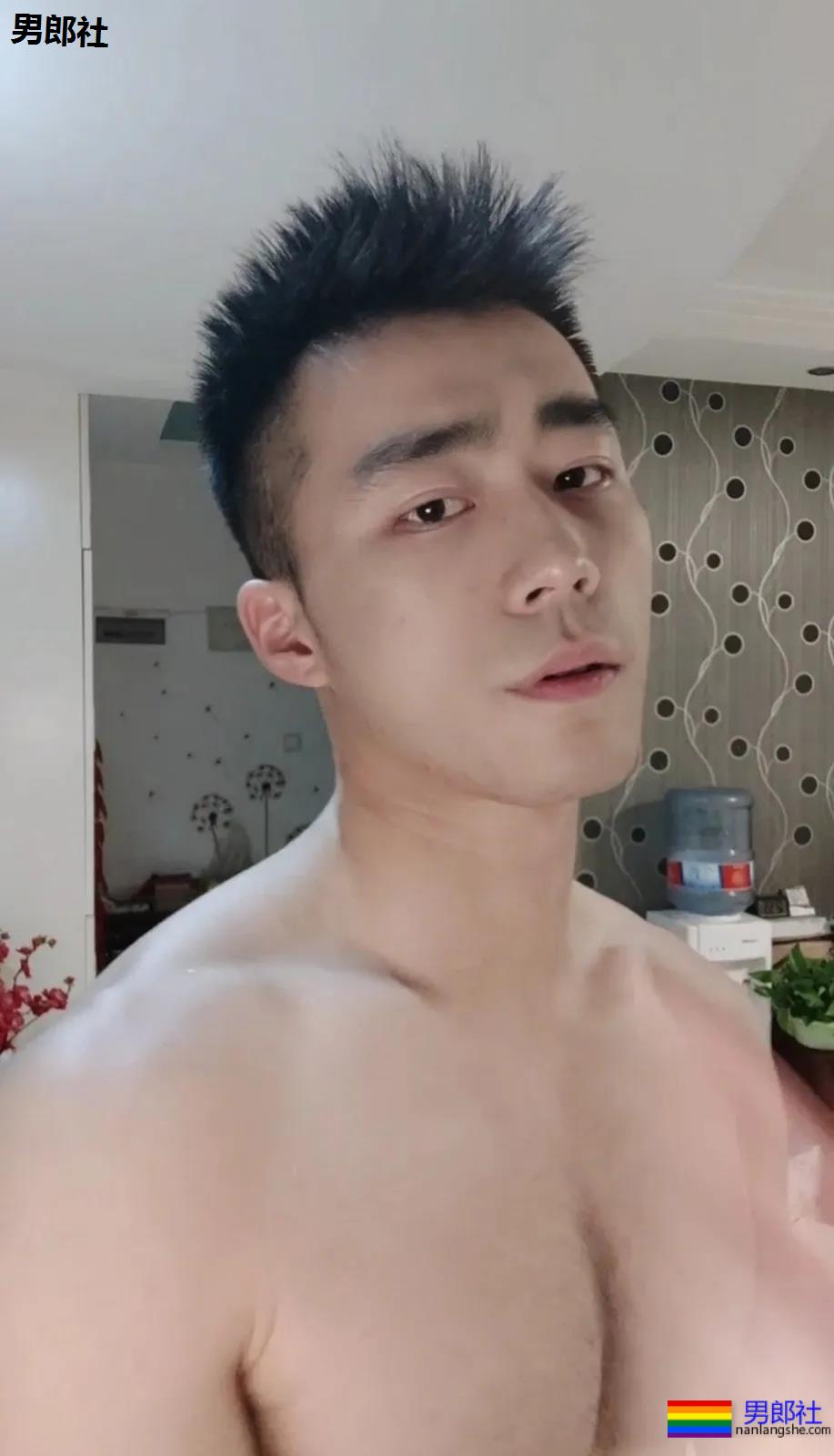 拍帅哥被发现了哈哈哈！ - 51虹马