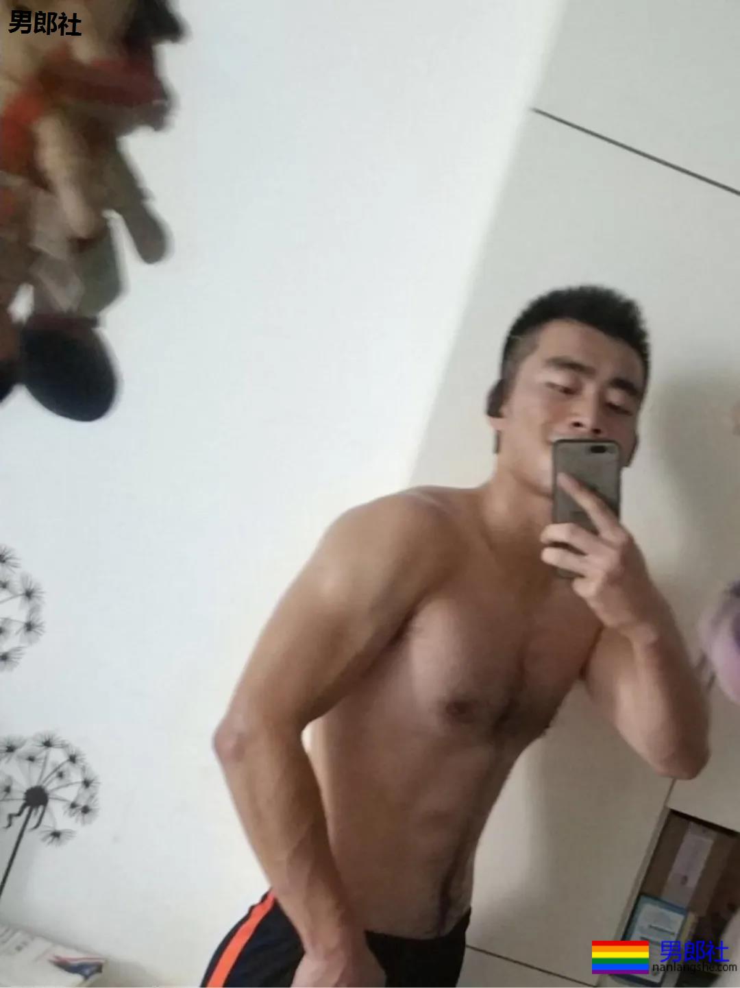 拍帅哥被发现了哈哈哈！ - 51虹马