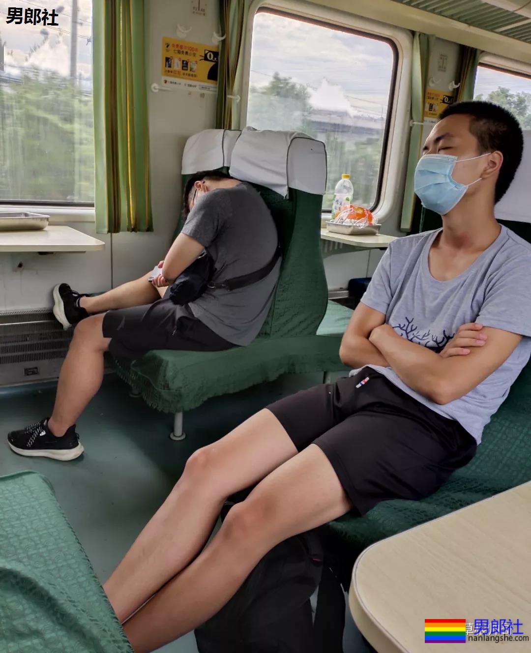 火车上对面的运动裤小哥哥睡着了!-51虹马