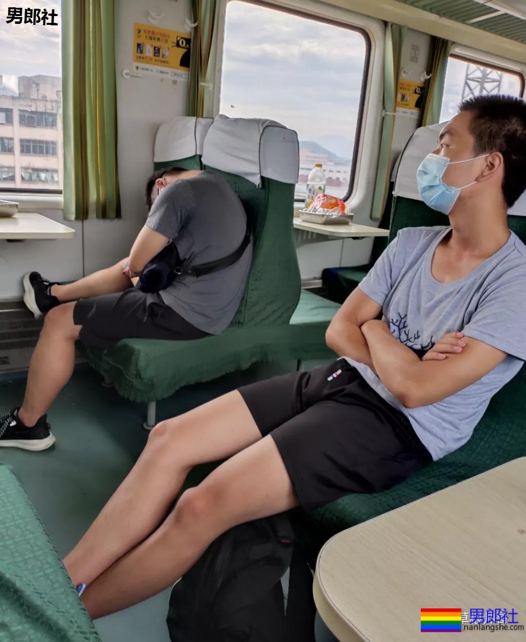 火车上对面的运动裤小哥哥睡着了！ - 51虹马