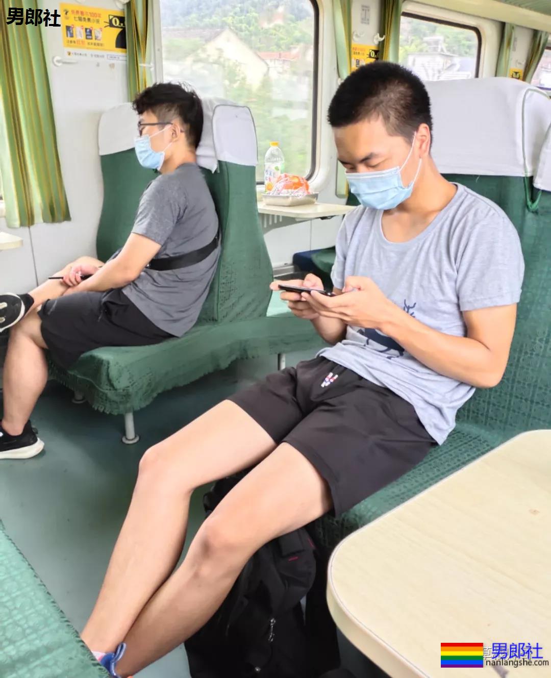 火车上对面的运动裤小哥哥睡着了！ - 51虹马