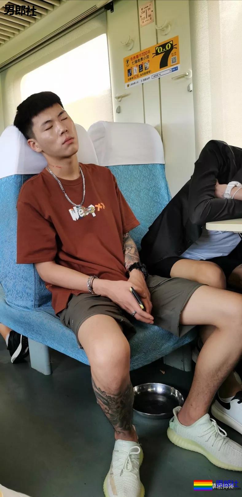 火车上对面的运动裤小哥哥睡着了！ - 51虹马